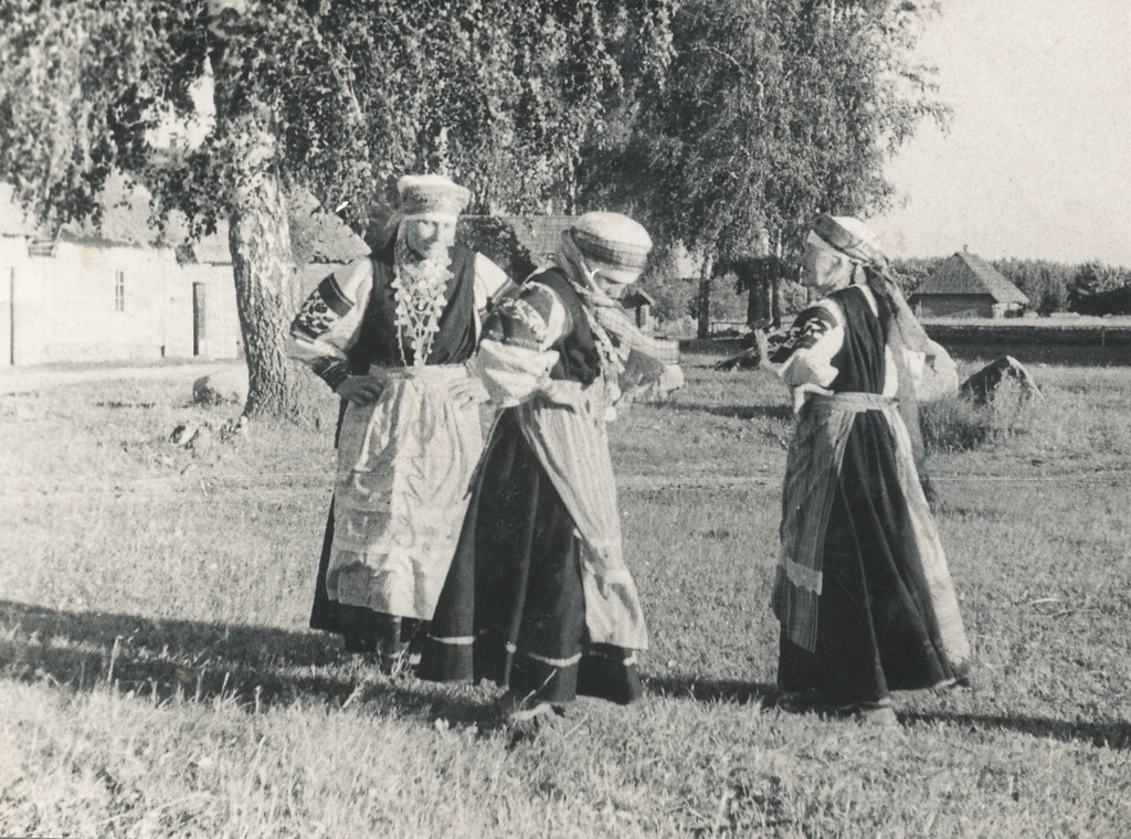 Foto.  Setu rahvariideis leelotajad- tantsijad 1960.a., paremalt Anna Vabarna, Valli Asuots ja Anna poja Ivani abikaasa Ustjana