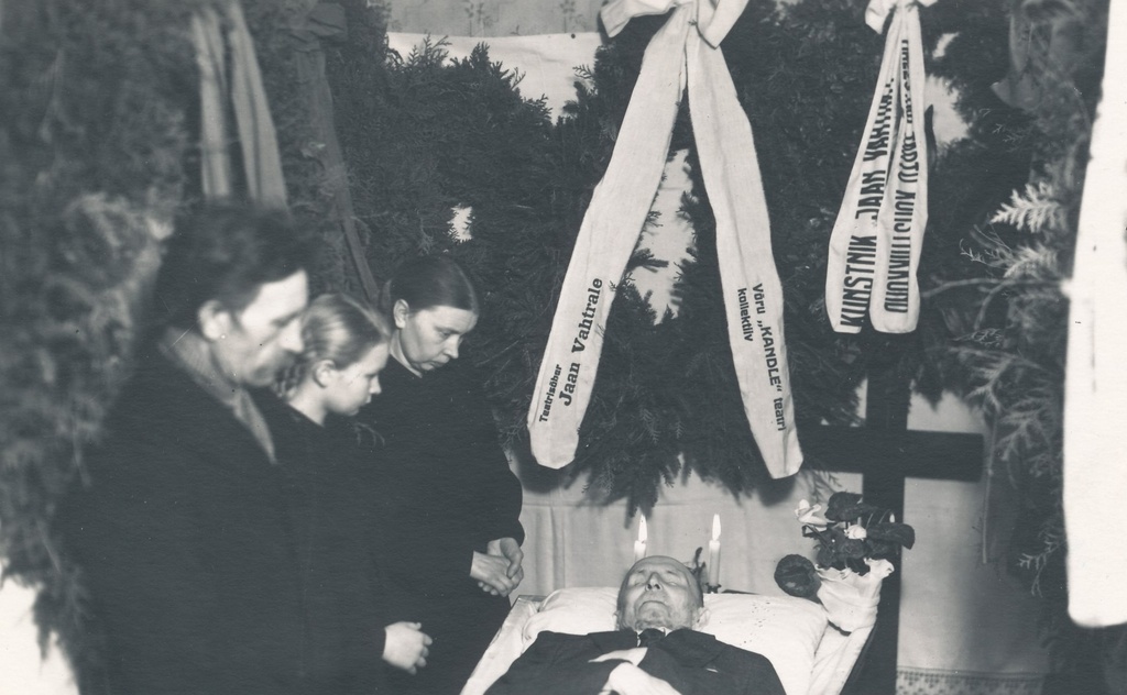 Foto. Kunstnik- kirjanik Jaan Vahtra matused 1947.a. Põlvamaa Tännassilma külas. Sarga juures abikaasa Irene ja tütar Ano.