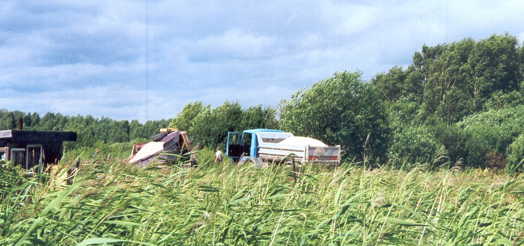 Foto. Roosisaare rippsilla pealesõidutee muldkeha ehitus 30.juulil  1998.