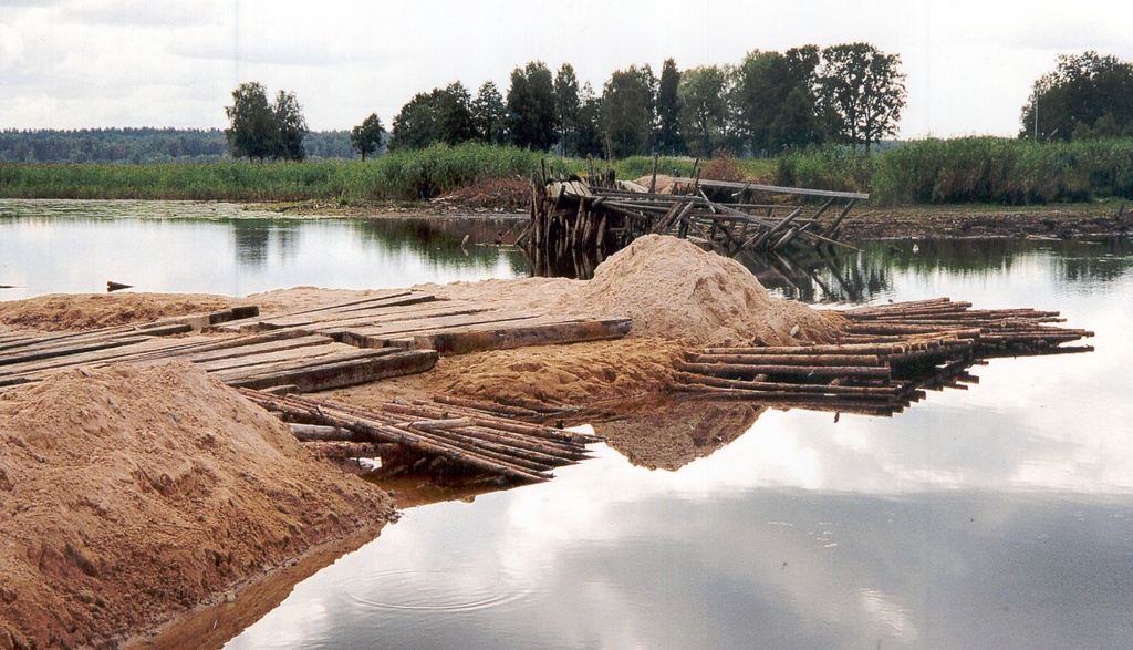 Foto. Roosisaare rippsilla pealesõidutee muldkeha ehitus juulis 1998.