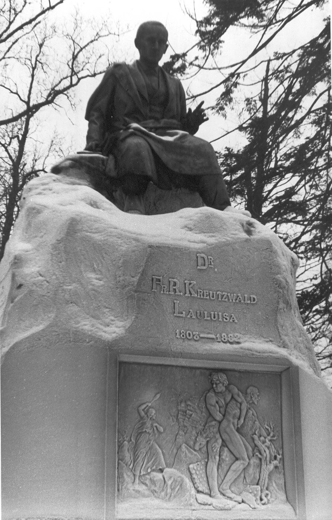 Foto. Dr. Fr. R. Kreutzwaldi monument  Fr. R. Kreutzwaldi  nimelises linnapargis.