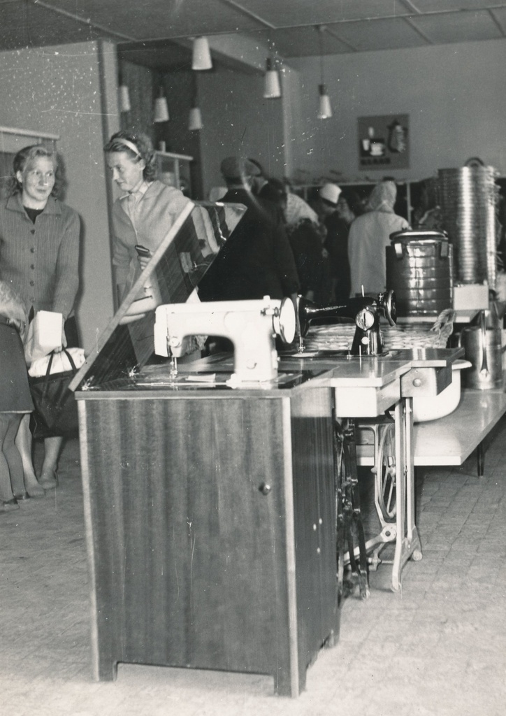 Foto. Lahtised väljapanekud majataarvete kaupluses nr. 2 Lenini tn. 24.