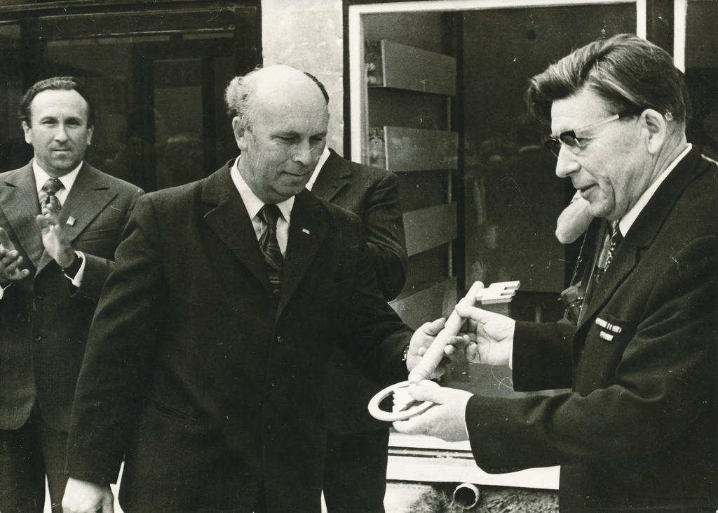 Foto. Vastseliina Keskkooli uue hoone  avamine 1.septembril 1975.a. Võtme üleandmine Jüri Naaritsale Neeme Haugi poolt.