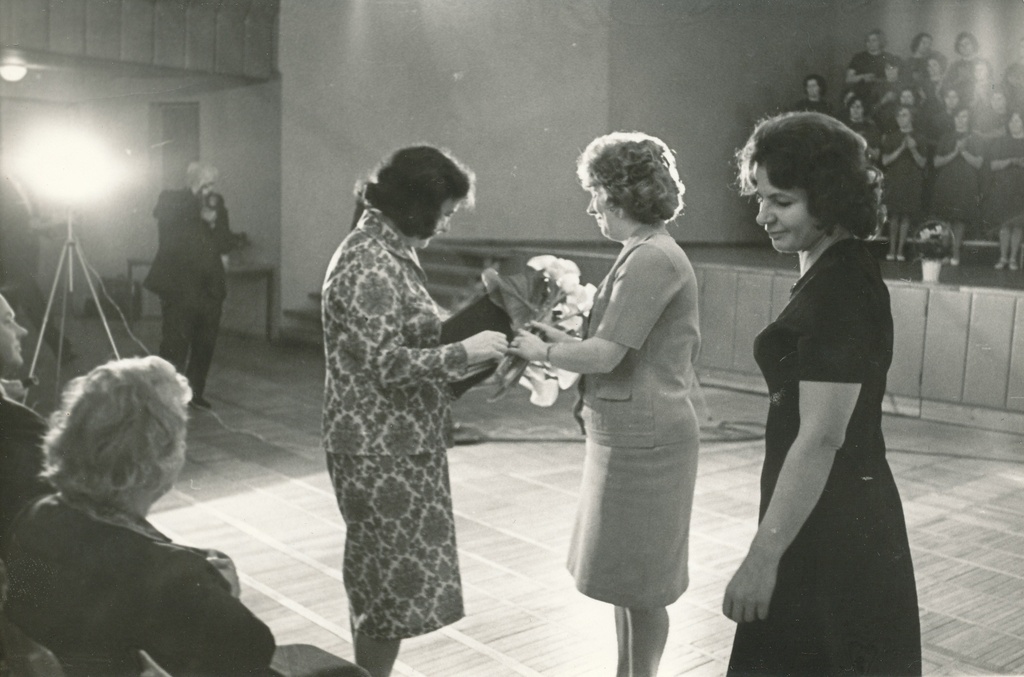 Foto.  Debora Vaarandit tervitab tema 60. sünnipäeval Võru Keskraamatukogu  12.novembril 1976.a.