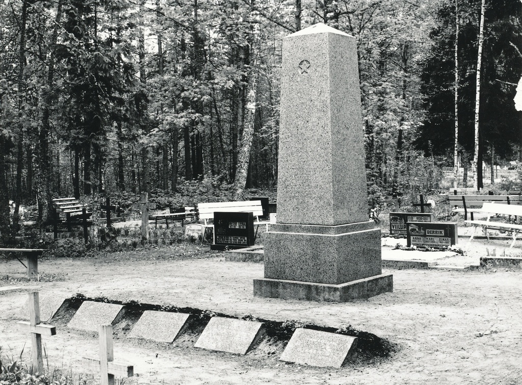 Foto. Leegen, Friedrichi; Leegen, Oskari; Kalmus, Kristjani ja Seeder, Arnoldi kalmud Rõuge Jaani - Peebu kalmistul ( mais 1977.a.)