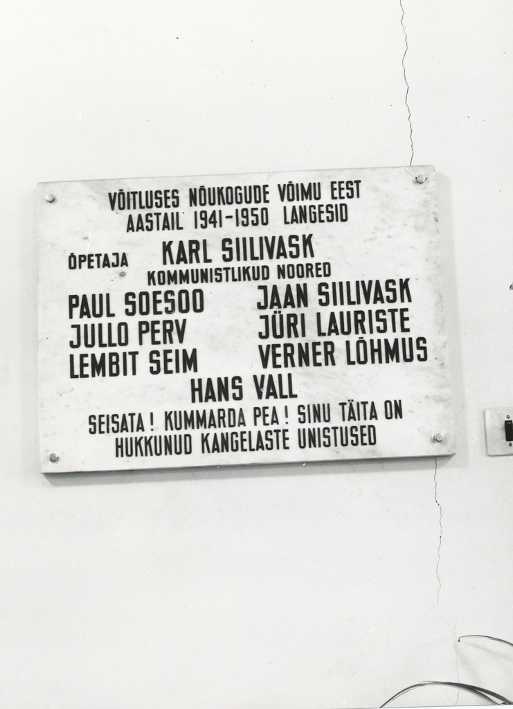 Foto. Mälestustahvel Võru I Keskkoolis mais 1977.aastal.