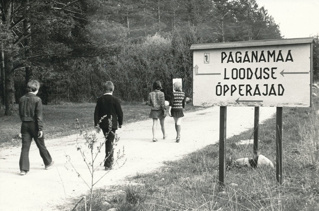 Foto. Õpilased Paganamaa  looduse õpperajal 1970.-tel aastatel.