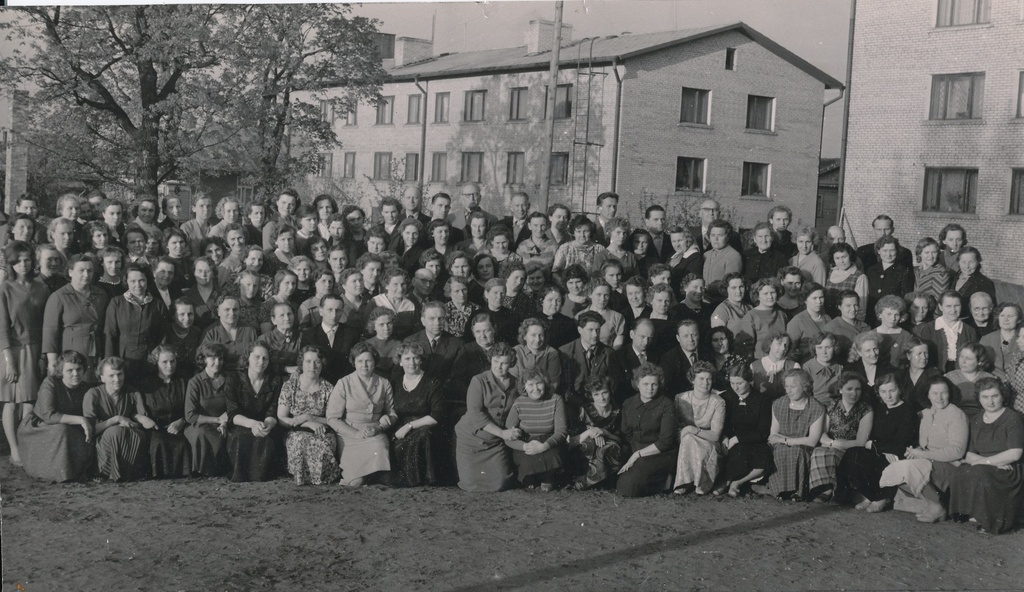 Foto. Võru Tervise Rahvaülikooli III lennu lõpetajad koos õppenõukogu liikmetega 1963.a. maikuus.