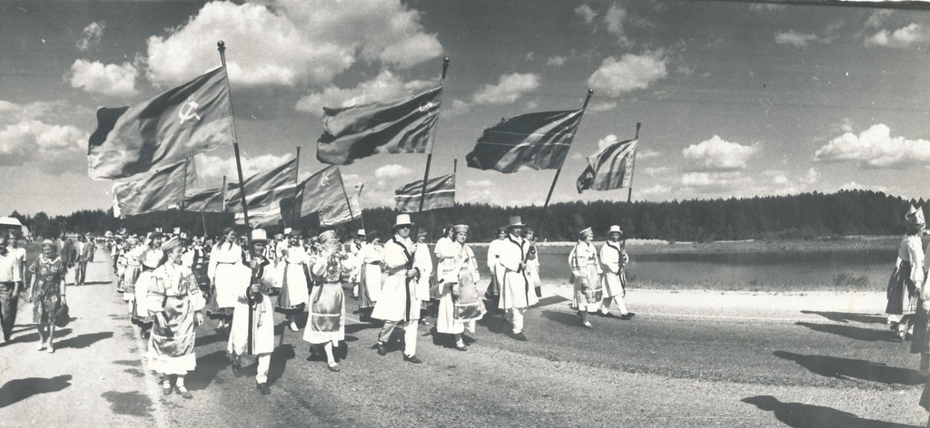 Foto. Võru rajooni . laulu- ja tantsupeo rongkäik Kubijal juunis 1980.a.