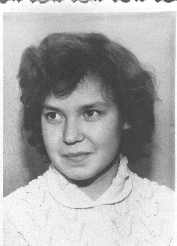 Foto.  Ene Soolo, Gloria Tamm - Kauri tütar abituriendina 1939.a.