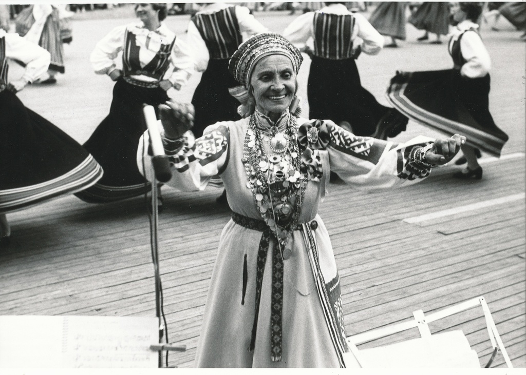 Foto. Võru rajooni  rahvakunstiõhtu Kubijal 5.juunil 1982.a. Peo lavastaja ENSV teeniline kultuuritegelane Kai Leete setu rahvarõivais.