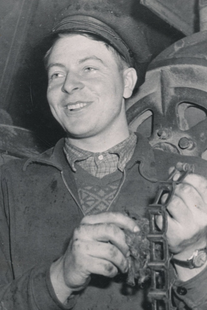 Foto. Põlva rajooni V. Sassi nim. sovhoosi mehhanisaator Ilmar   Traat kombaini talvekorda seadmas 1960.aasta oktoobris.