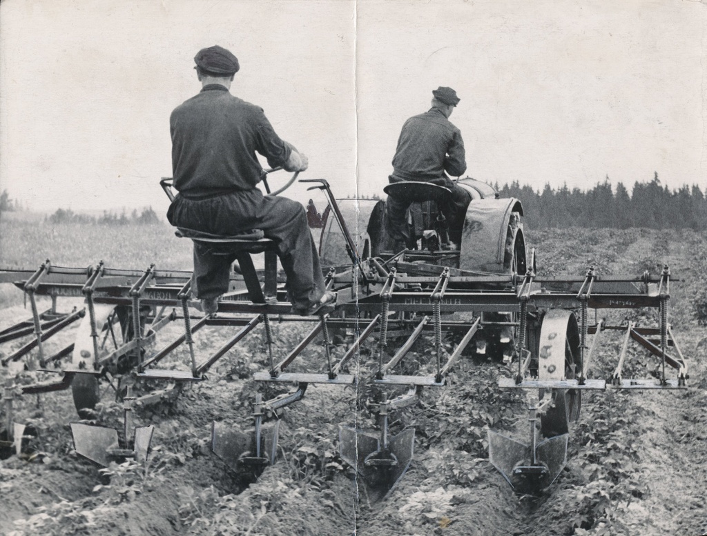 Foto. Pikajärve MTJ 6.brigaadi traktorist Valdur Urvanik vaheltharimas kolhoosi "Pioneer" kartulipõldu Antsla rajoonis 1954.a.