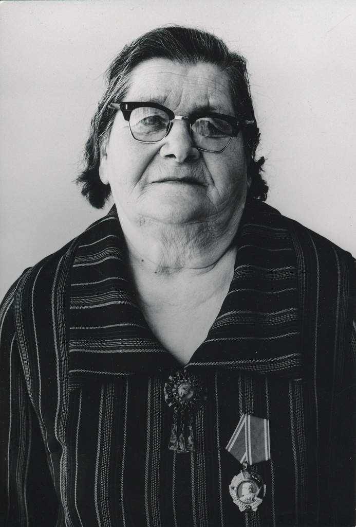 Foto.  Lenini ordeni kavaler  Maasik, Ella, -LInda kolhoosi linnutalitaja 1982.a.