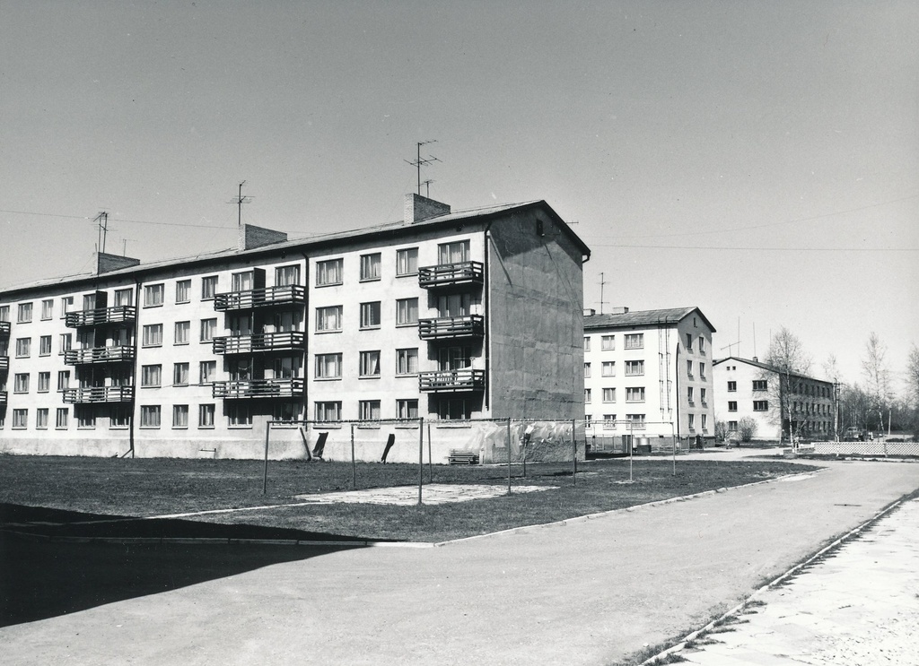 Foto. Väimela Näidissovhoostehnikumi ühiselamud  ja elamud Kooli teel 3 ( valminud 1963),Kooli tee 7 (1966.a)  ja Põllu tänaval2 (1969) mais 1981.a.