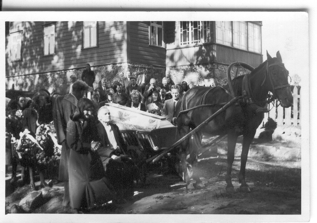 Foto. Jakob Kriisa tütre matused Meelaku külas1947-1948.aastal.