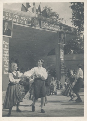 Foto. Rahvatantsijad  Vastseliina rajooni laulupeol 1951.a..  similar photo