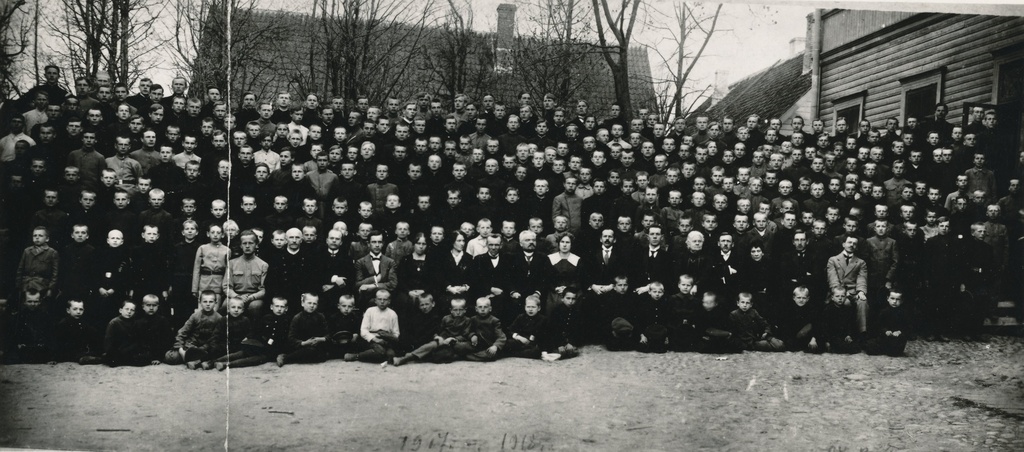 Foto. Võru Poeglaste Eragümnaasiumi õpilased ja õpetajad 1917/1918.õ.a. ( Võru Era-Meesgümnaasium)