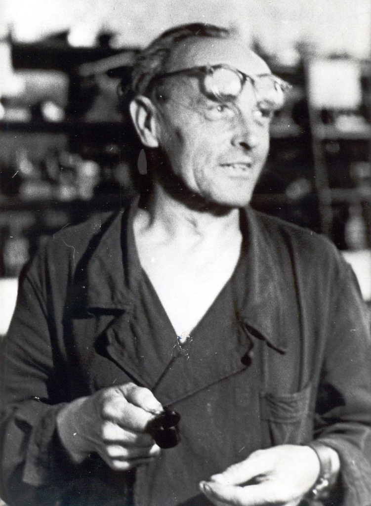 Foto. Võru Gaasianalüsaatorite Tehas. Ed. Keskrand, aparaatide häälestaja.