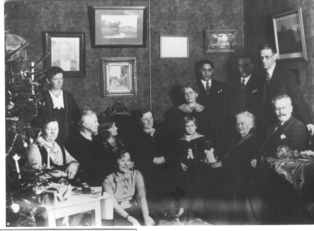 Fotokoopia. Jõuluõhtu perekond  Pfeifferite kodus 1934. a. (Võru Panga majas Jüri ja Koidula tn. nurgal)