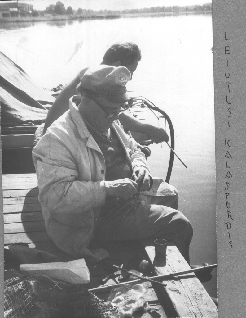 Fotoalbum. Albert Ivask kalastamas Tamula järvel  1980.a.