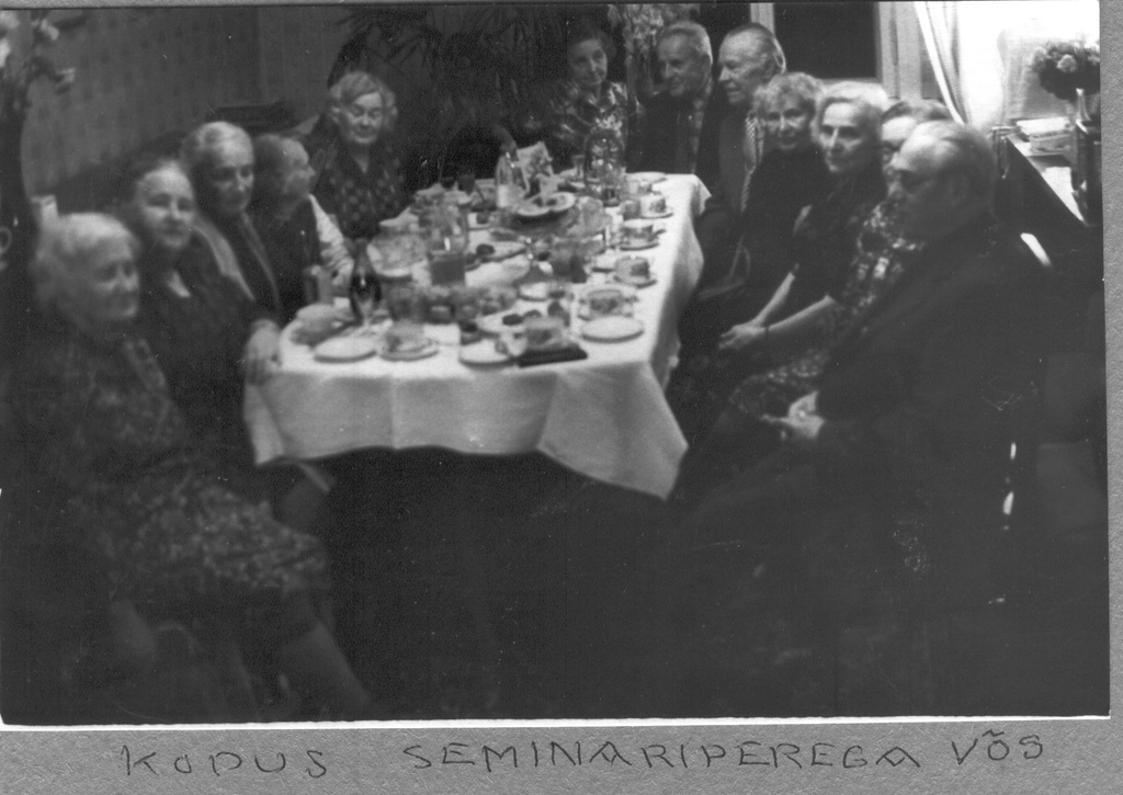 Fotoalbum. VÕS vilistlased Albert  Ivaski kodus 1981.a.