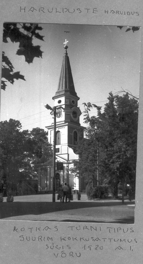 Fotoalbum. Vaade Võru luteriusu kirikule 1980.a. sügisel , risti kohal taevas kotkas.
