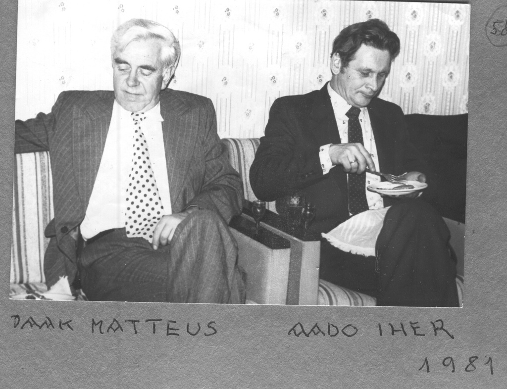 Fotoalbum. Ivask, Alberti  75. sünnipäev kodus 1981.a. septembris.Vestlushoos Jaak Matteus ja Aado Iher.