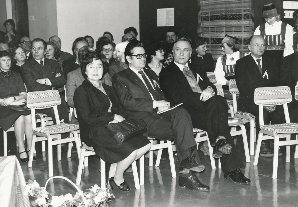 Foto. Võru Koduloomuuseumi hoone avamine 10.veebruaril 1983.a. Naiskoori laulu naudivad Irene Rosenberg, Ilmar Moss  ja Aare Männiste.