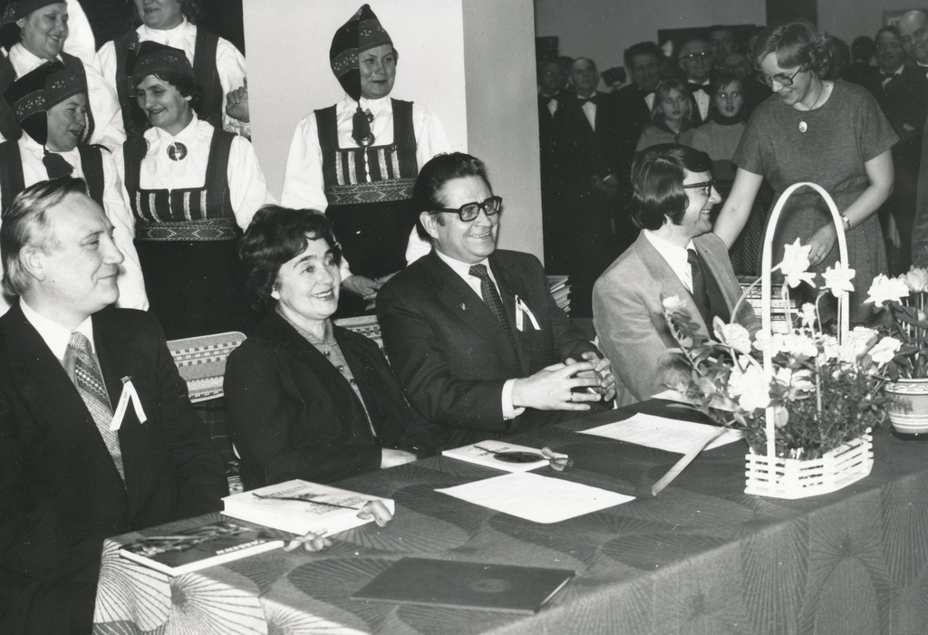 Foto. Võru Koduloomuuseumi hoone avamine 10.veebruaril 1983.a.Külalised ministeeriumist.