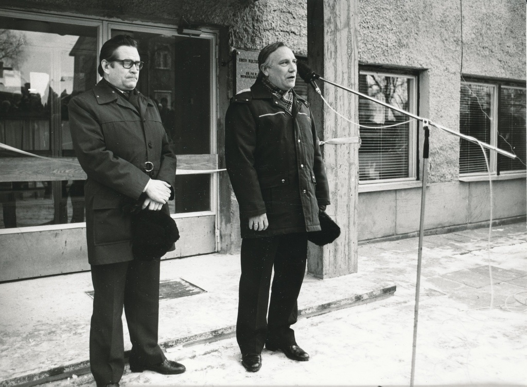 Foto. Võru Koduloomuuseumi hoone avamine 10.veebruaril 1983.a. Kõnelevad Aare Männiste ja Ilmar Moss.