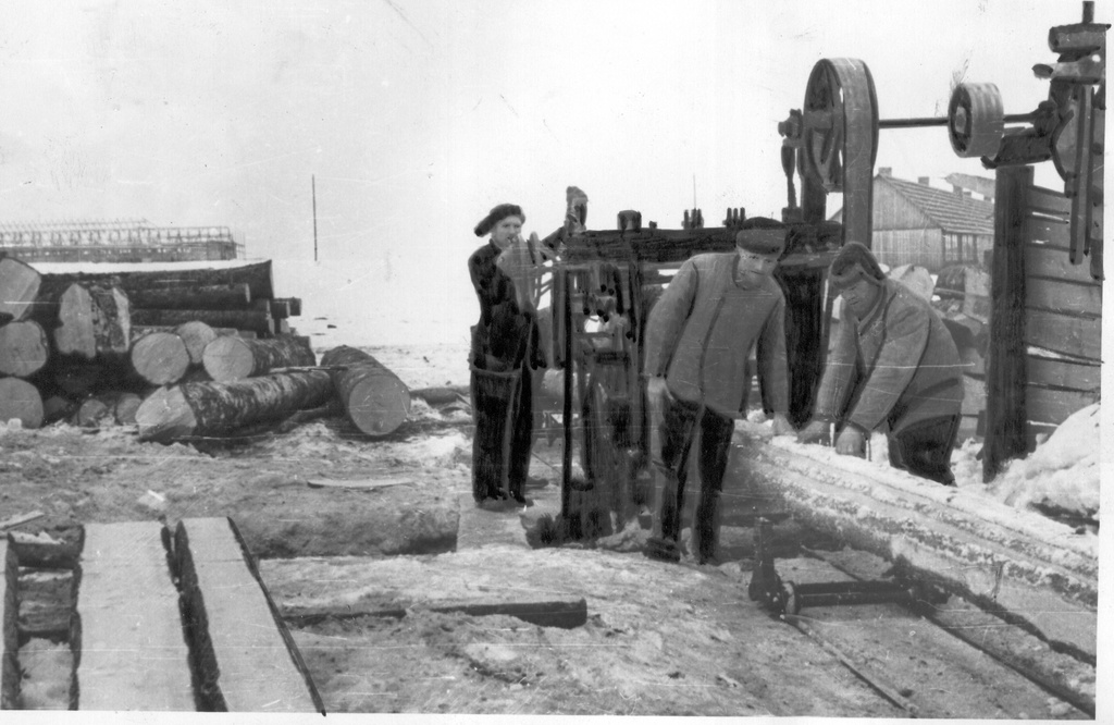 Foto. Räpina rajooni "Lembitu" kolhoosi ehitusbrigaadi   liikmed laudu lõikamas uue veiselauda ehitamiseks 20.aprillil 1956