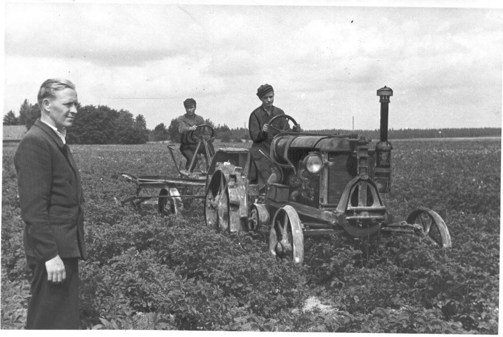 Foto. Põlva MTJ traktorist P. Haidak ja haaketööline A. Vana 3. korda kartuleid muldamas Vorošilovi nim. kolhoosis 24.juulil 1953.a. Tööd jälgib traktorijaama  peaagronoom A.Sajale.
