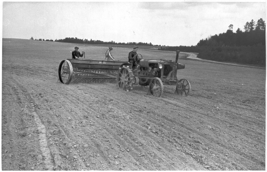 Foto. Põlva rajooni A.A. ždanovi nim. põllumajandusliku artelli  põldudel on käsil linakülv 8.juunil 1955.a.
