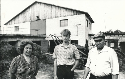 Foto."Oktoobri Lipu" kolhoosi Kõrgessaare perefarmi töötajad  Urve, Urmas, Maldus Plakso.  similar photo