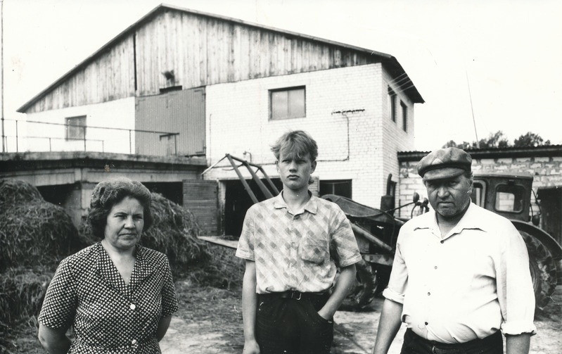Foto."Oktoobri Lipu" kolhoosi Kõrgessaare perefarmi töötajad  Urve, Urmas, Maldus Plakso.