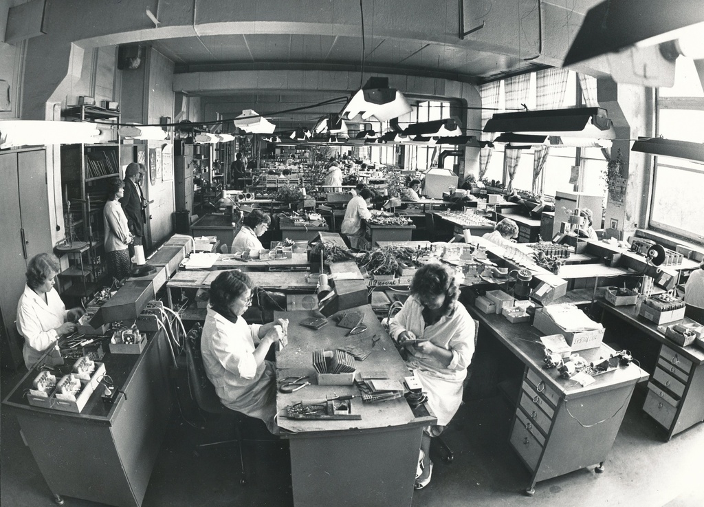 Foto. A.Veimeri nim.  Võru Gaasianalüsaatorite Tehase montaažitsehh 28.juulil 1987.a.