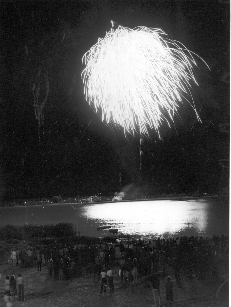 Foto.Pidupäeva saluut Tamula järve kohal 11.augustil 1984.a.