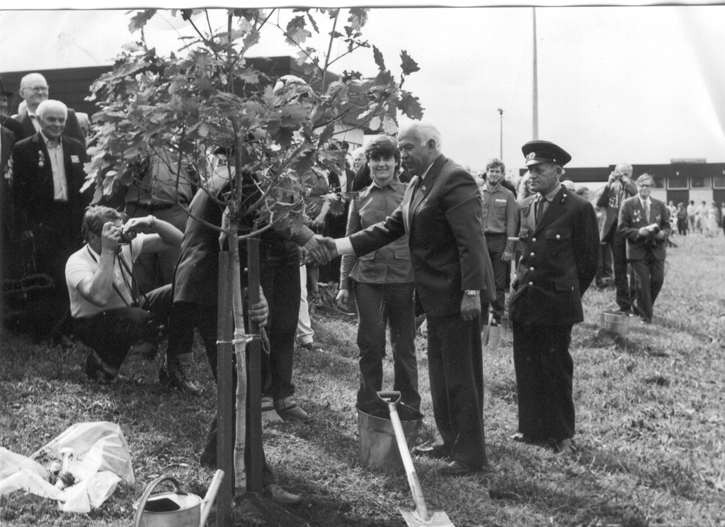 Foto. EKP KK esimene sekretär Karl Vaino istutamas tamme "Rannatare" juurde rajatavale sõprusalleele 11.augustil 1984.a.