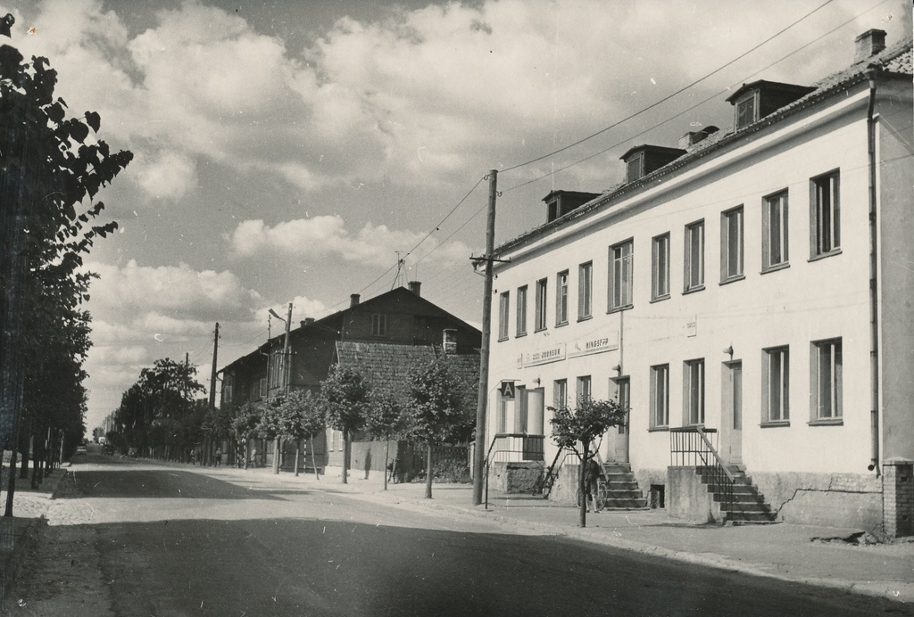 Photo. Võru city. View of Lenin Street in the Paju and Petser Streets ranged from 1965. (in front of the plan pieces Tamula hairdresser and shoepa workshop) Lenini t.43.