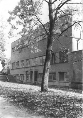 Foto. Võru Koduloomuuseumi hoone 1985.a. sügisel.  similar photo