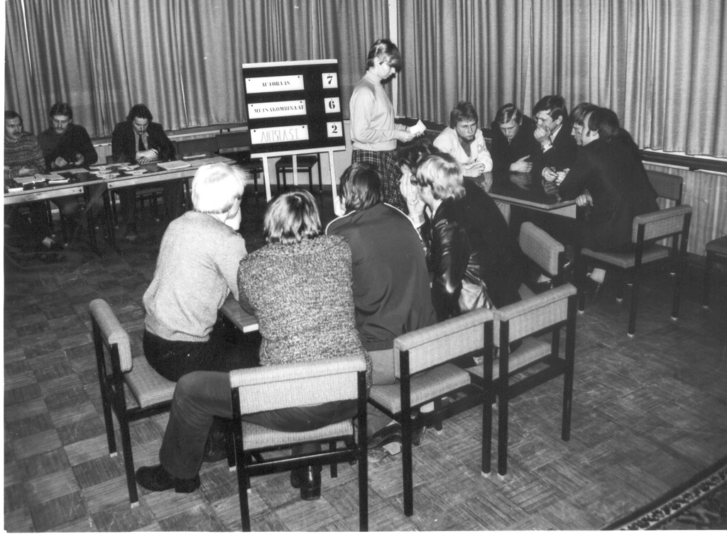 Foto. Võru rajooni komsomoliorganisatsioonide vaheline mälumäng 1983.a. Võistlevad  Autobaasi,Metsakombinaadi ja Antsla meeskonnad.