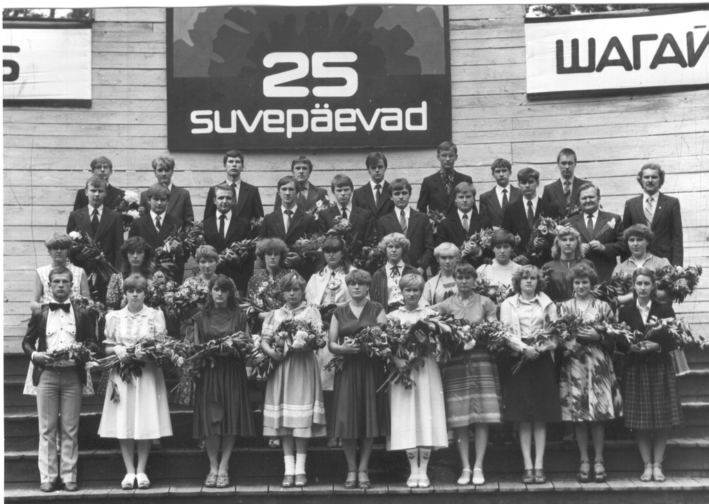 Foto. Võru rajooni 25.noorte suvepäevade lõpetamine Kubija lauluväljakul 1984.a.