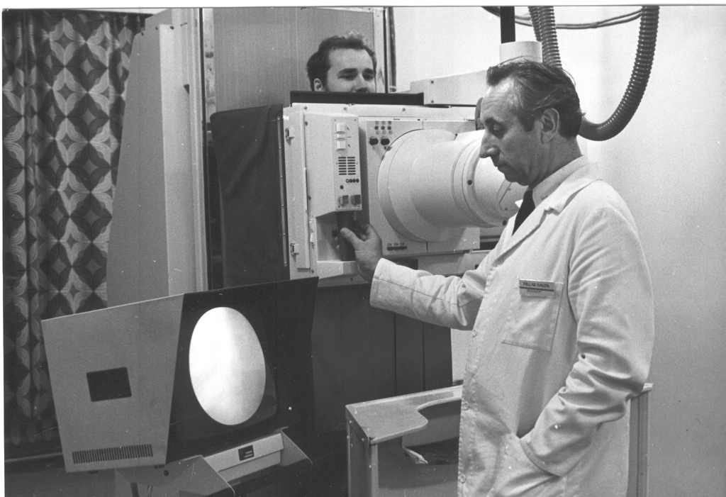 Foto. Kalda, Hillar, ENSV teeneline arst, Võru Rajooni Keskhaigla peaarst, haiget uurimas 1983.a.