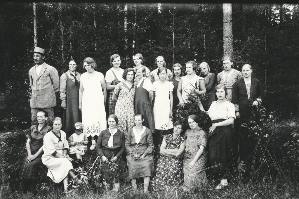 Foto. Tsooru naised,taga vasakult teine Rosalie Hankov, keskel Linda Lepa ( kirju kleidiga) kõrval Salme Meltsas ( pihtseelikuga) , taga seisab metsavaht Friedrich Hankov.