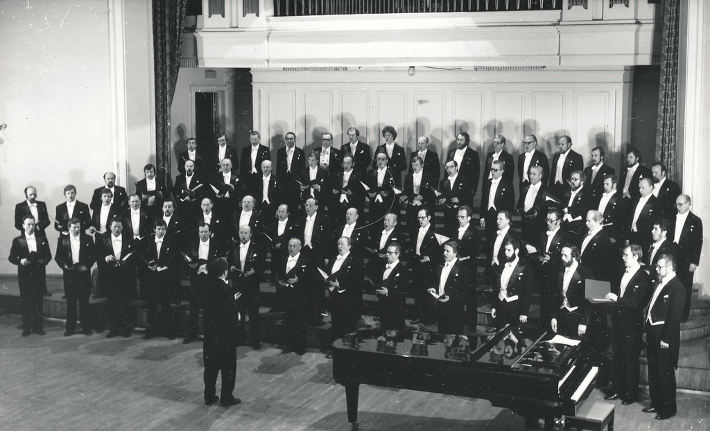 Foto. Uibo, Harald  oma 60. juubelile pühendatud kontserdil "Estonia" kontserdisaalis RAM-i juhatamas 1980.a.