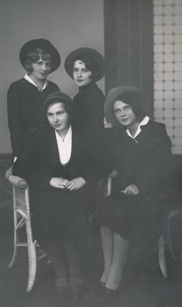 Foto. Grupp Võru ühisgümnaasiumi tütarlapsi 1930.aastatel