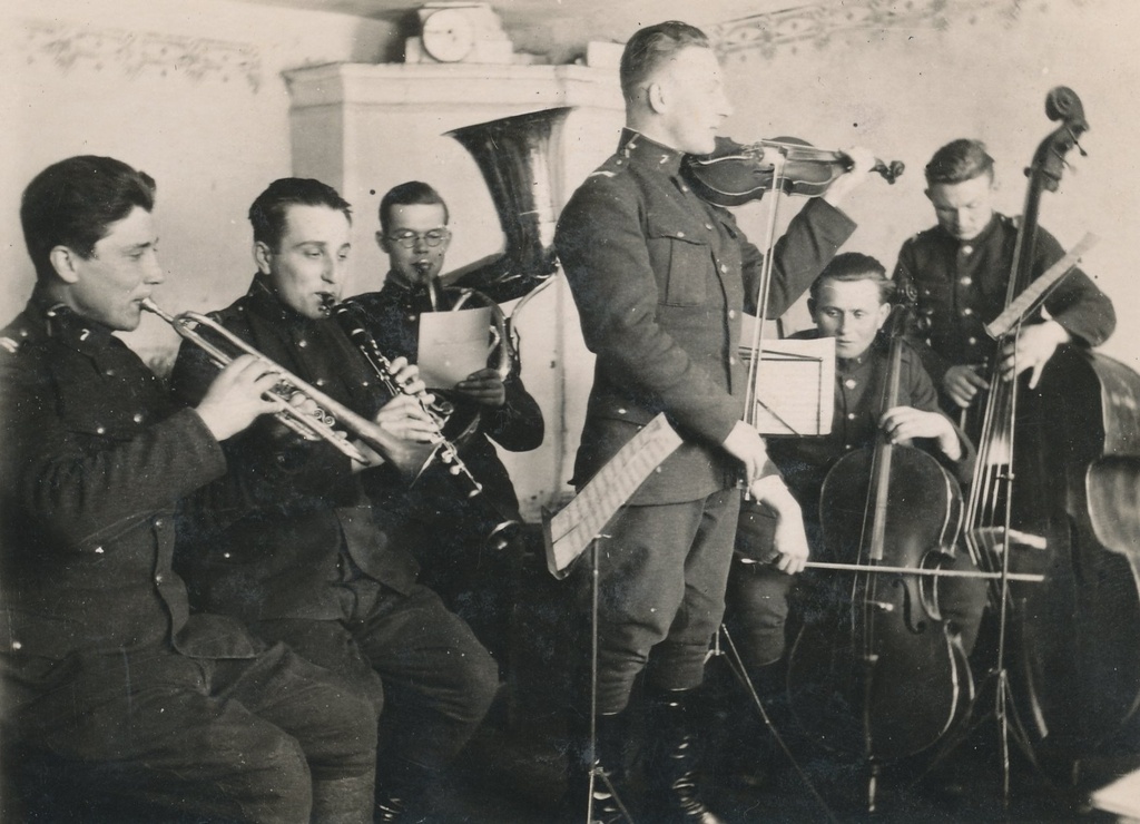 Foto.  7. rügemendi orkestri  liikmed harjutamas Võrus 1931.a.