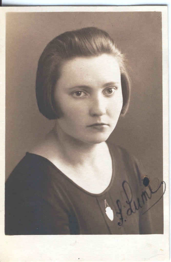 Fotoalbum.Foto  Võru Õpetajate Seminari vilistlane Ida Lumi 7.juunil 1930.a. Võrus.