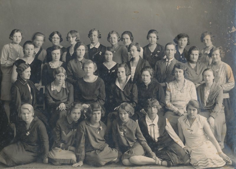 Foto. Naiskutsekooli Võruhõim  rõivavalmistamise osakonna lõpetajad 1929.a.